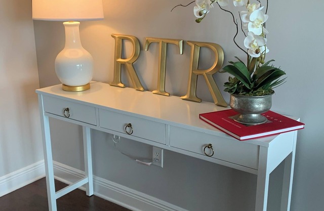 Newly listed, spacious condo for games, parent weekends, all campus visits!