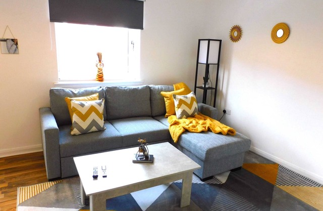 Newly refurbished 1 bed Apt in Hamilton Close to station and local amenities