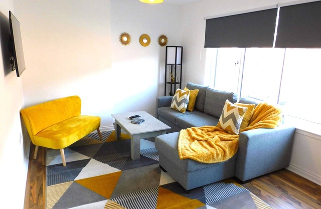 Newly refurbished 2 bedroom apartment close to station and local amenities