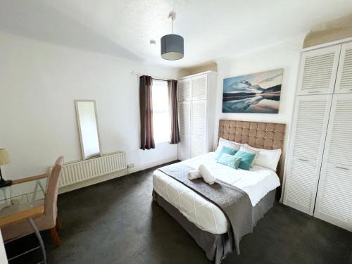 Newly Refurbished 2 Bedroom Flat - Long stays AVL