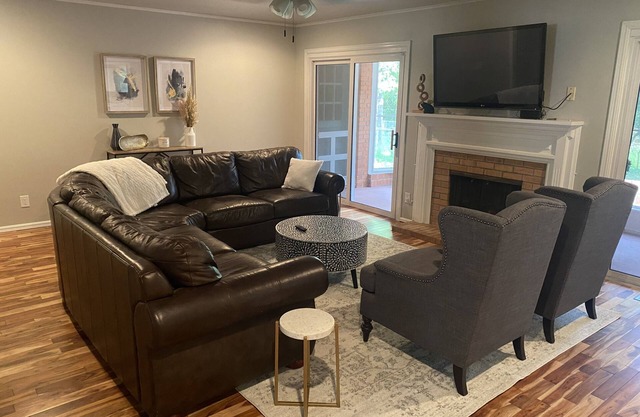Newly Remodel - 1 Mile to Stadium-Sleeps 8