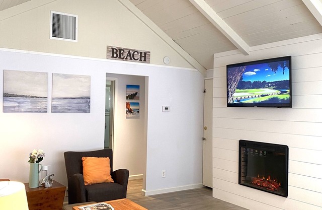 Recién remodelado Downtown Cottage. A 1 cuadra de comercios, come. 5 minutos a la playa