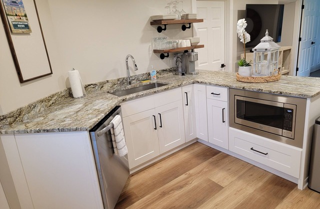 Newly Remodeled 1 Bedroom on River