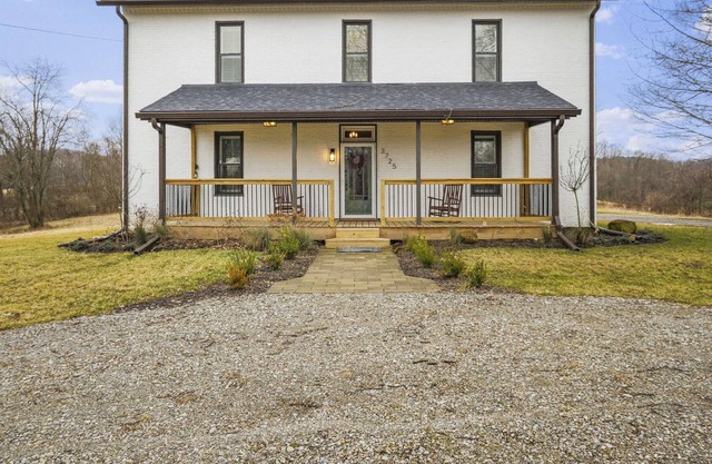 Newly remodeled 1822 farmhouse close to Hocking Hills attractions