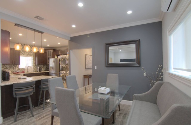 Bungalow recientemente remodelado de 2 recámaras y 1 baño con todas las comodidades en Long Beach