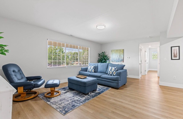 Newly Remodeled 2BR/1BA Apt w/Gated Parking Lot