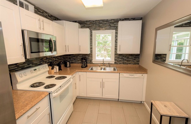 Recientemente remodelado, 3 habitaciones, 1 baño, a 5 millas de UA ¡Excelentes tarifas mensuales!