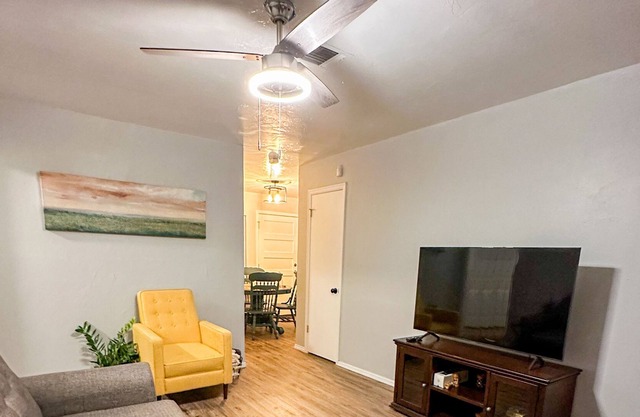 Newly Remodeled 3-Bdrm house 10 min away Airport