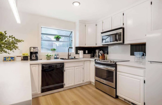 Newly Remodeled 4b2b Designer Home – Luxury Stay!