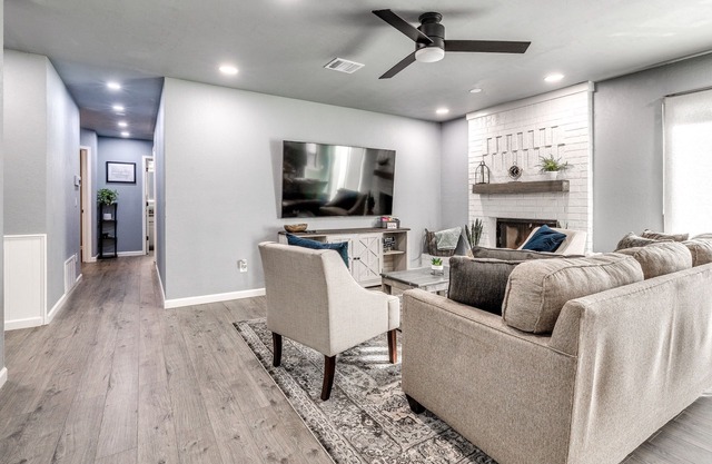 Newly remodeled 5BD- just 10 mins from airport!