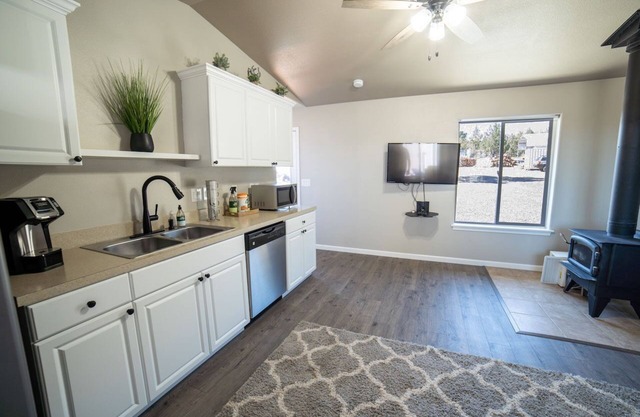 Newly remodeled ADU in-between Bend and Redmond