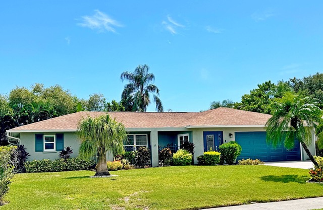 Newly remodeled and furnished 2 /2 den, pool, w/ Golf, Tennis, Pickleball
