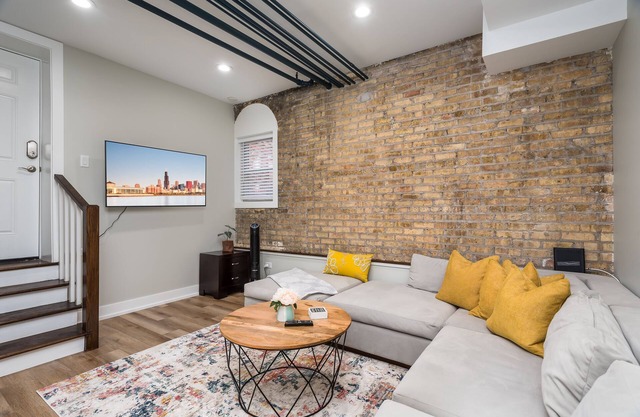 Newly Remodeled Apartment in Great Location W/ Restaurants, Shops & Transit Near