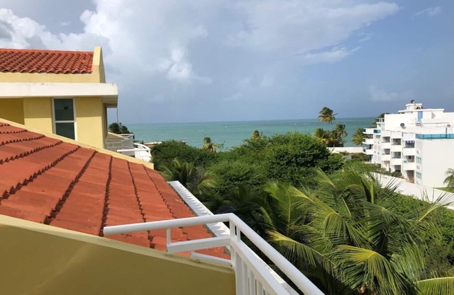 penthouse con vista al mar, recientemente remodelado con acceso a la playa