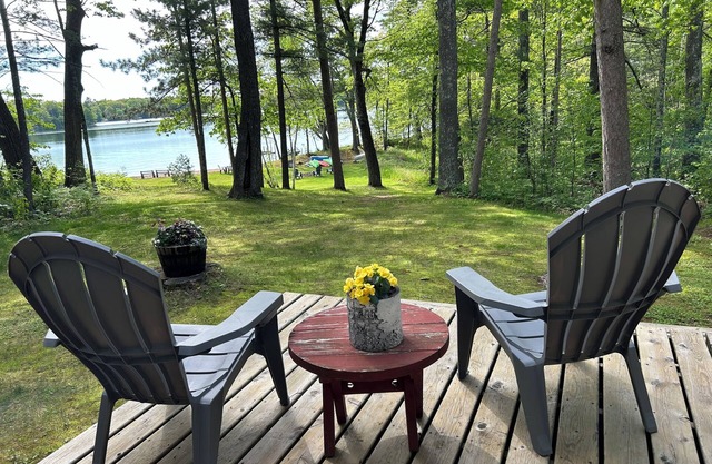 Newly remodeled cabin on Little Round Lake with Kayaks, Canoe & a Paddle Board!