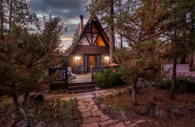Encantadora casa de campo A-Frame Cozy en Munds Park Arizona, rodeada de altos pinos.