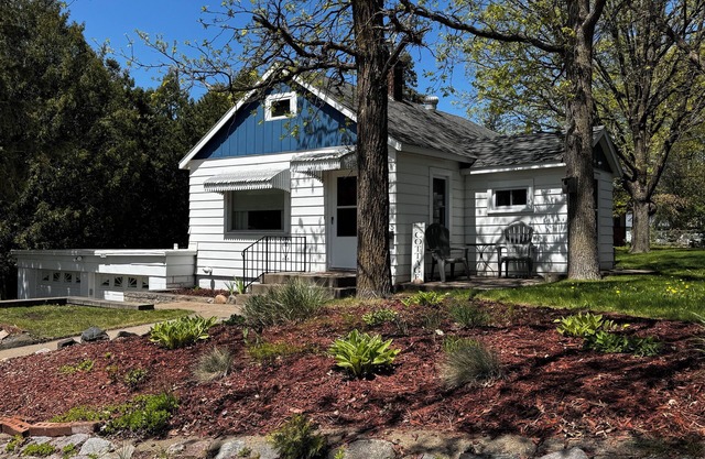 Newly remodeled cottage in the heart of Crosby near restaurants and biking trail