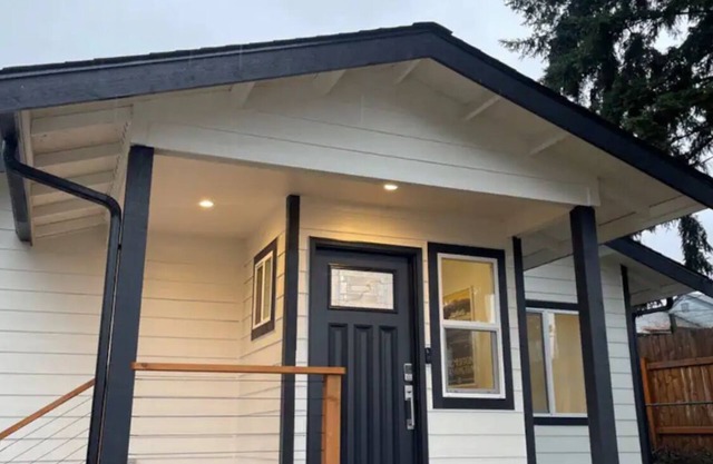 NEWLY REMODELED Cozy Coastal Bremerton Bungalow! Fenced Pet-Friendly Yard!