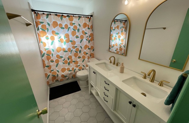 Newly remodeled family friendly home in Jenks. Walking distance to Aquarium.