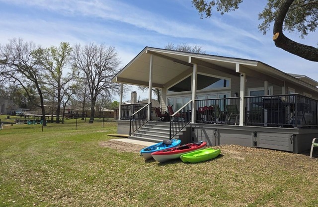 Newly remodeled family friendly lakefront retreat
