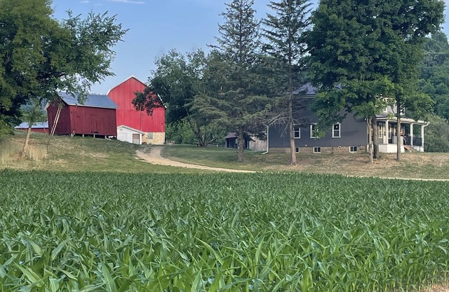 Newly remodeled Farmhouse with Country Charm! Sleeps 10 people comfortably