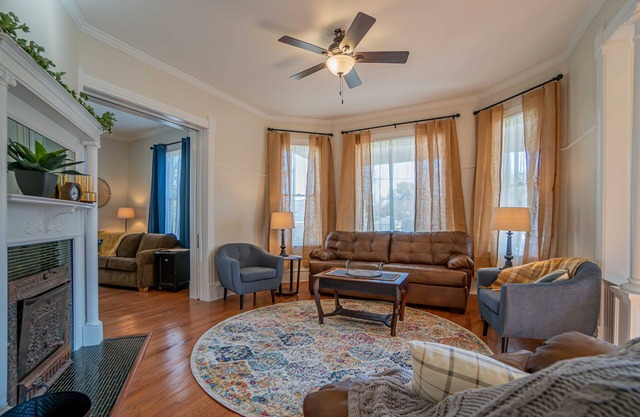 ¡Casa histórica recientemente remodelada a solo unos pasos de la PLAZA WASHINGTON! Duerme 10!