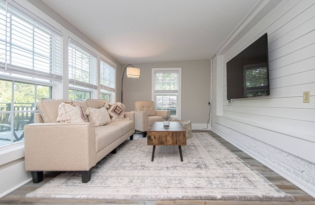 NEWLY REMODELED HOME MINS TO HILLCREST & DOWNTOWN
