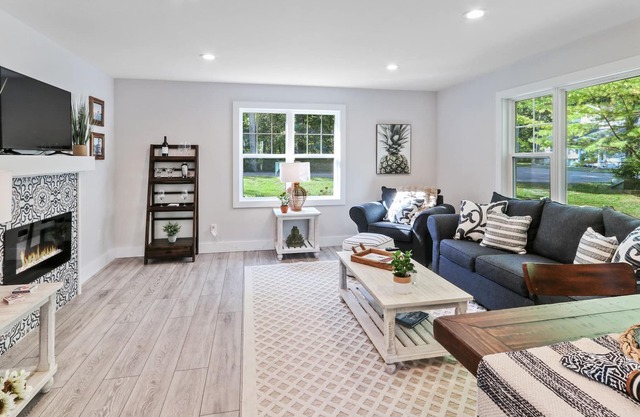 Newly Remodeled Lake Home/Fire Pit/PingPong/Foosball/Fireplace