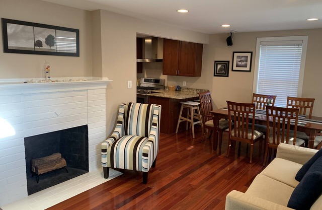 Newly Remodeled! Near Old Town - 2 metros - Solar Home away from home 1600sq