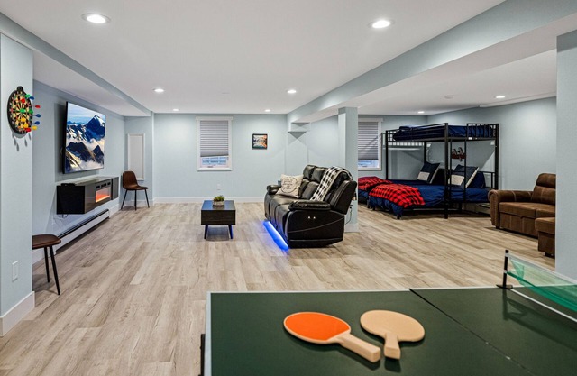 Newly Remodeled, Sleeps 12, Quiet neighborhood near it ALL, Pet Friendly