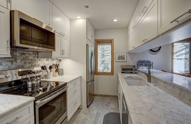 Newly Remodeled Spacious 1 Bedroom 1 Condo by RedAwning