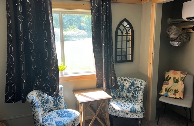 Newly Remodeled!! Unit 7 Just minutes from the Lake. One queen bed.