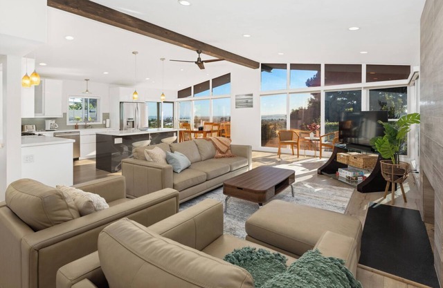 ¡Recientemente remodelado con aire acondicionado y vistas del centro de Ocean y Bay!
