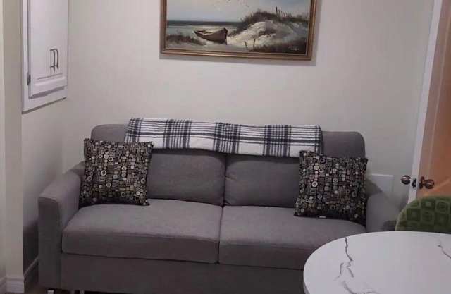 Newly Renovated 1 BDRM Guest Suite