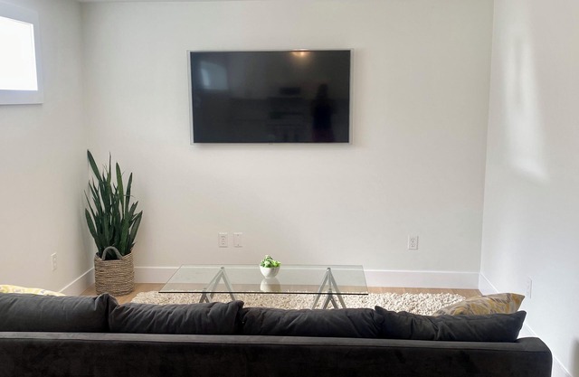 Newly Renovated 1 Bedroom Suite
