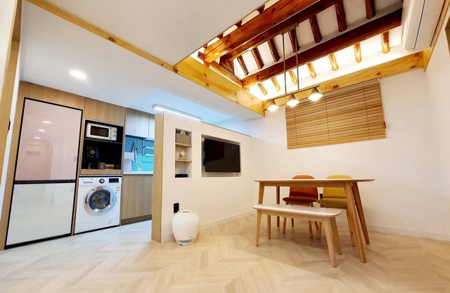 Newly Renovated 100-Year-Old House for 4pax [Gongdeok Stn./Hongdae/Seoul Stn.]