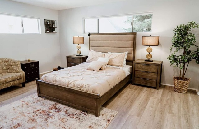 NEWLY RENOVATED 2-BEDROOM TOWNHOUSE WITH PRIVATE ROOFTOP DECK REMODELED IN 2022 (p30)