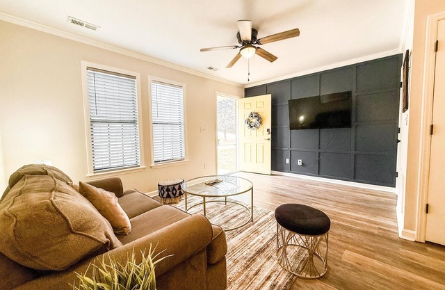Newly renovated 2 bdr townhome w king bed