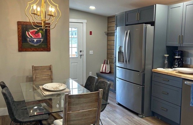 Newly Renovated 2-bedroom cottage in Colchester with Beach Access, WiFi, AC