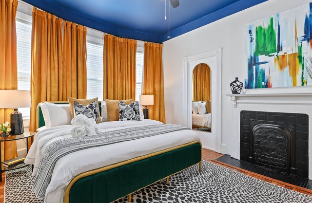 Newly renovated, 2 bed 1 bath townhome, Sleeps 5, Near Forsyth Park