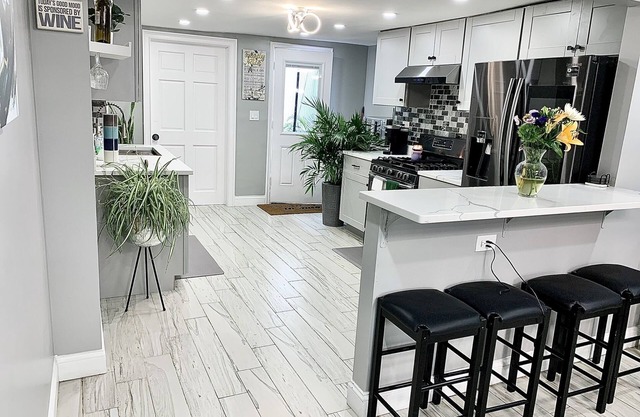 Newly renovated 2bedroom duplex w/king size bed , jetted tub and outdoor space