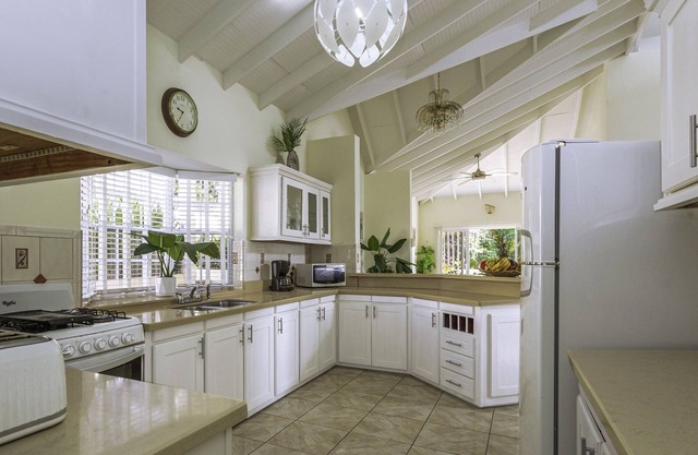 Newly Renovated 3-bed Spacious Family Home - Villa Decaj 3 Bedroom Home by RedAwning