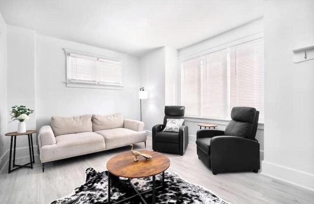 Newly renovated 3 bedroom unit close to Caesar's and Downtown