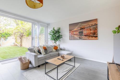 Newly Renovated 3BD Home Islington!
