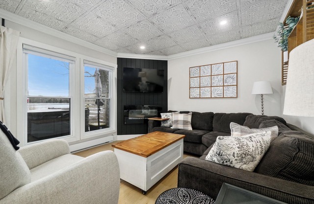 Newly renovated 4 season, 3-bedroom Cottage with Hot Tub!