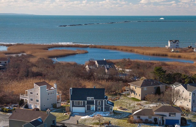 Newly Renovated 4-bed Beach House in Point Judith - 10/10 Walkability!
