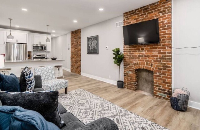 Newly Renovated! 8 mins to High st!