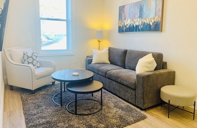Newly renovated apartment in the heart of downtown Petrolia -The Elizabeth Suite