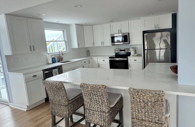 Newly Renovated Beach house- 1 house away from the bay, 5 houses from the Beach