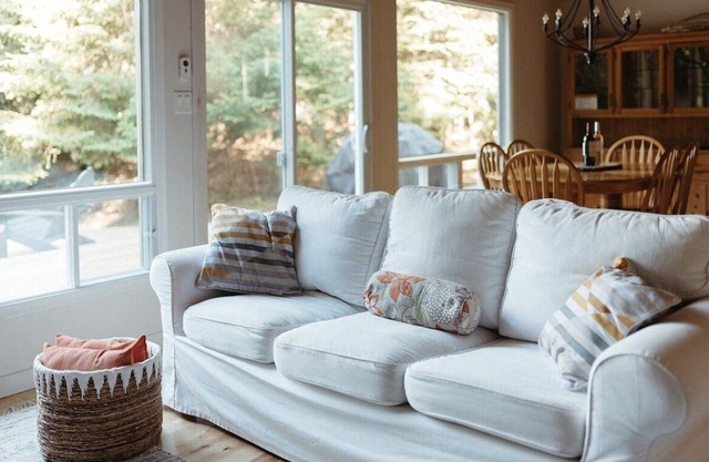 Newly renovated waterfront 3 bedroom cottage, emerald clear water with HOT TUB